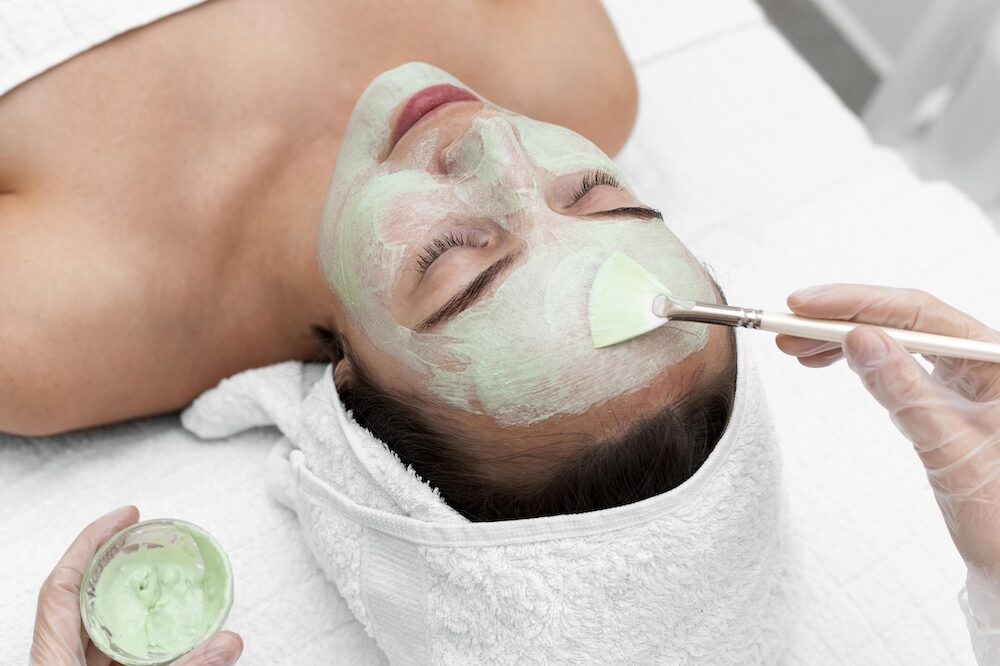 beautician applying face mask female client 1 e1717684645763 Trang chủ